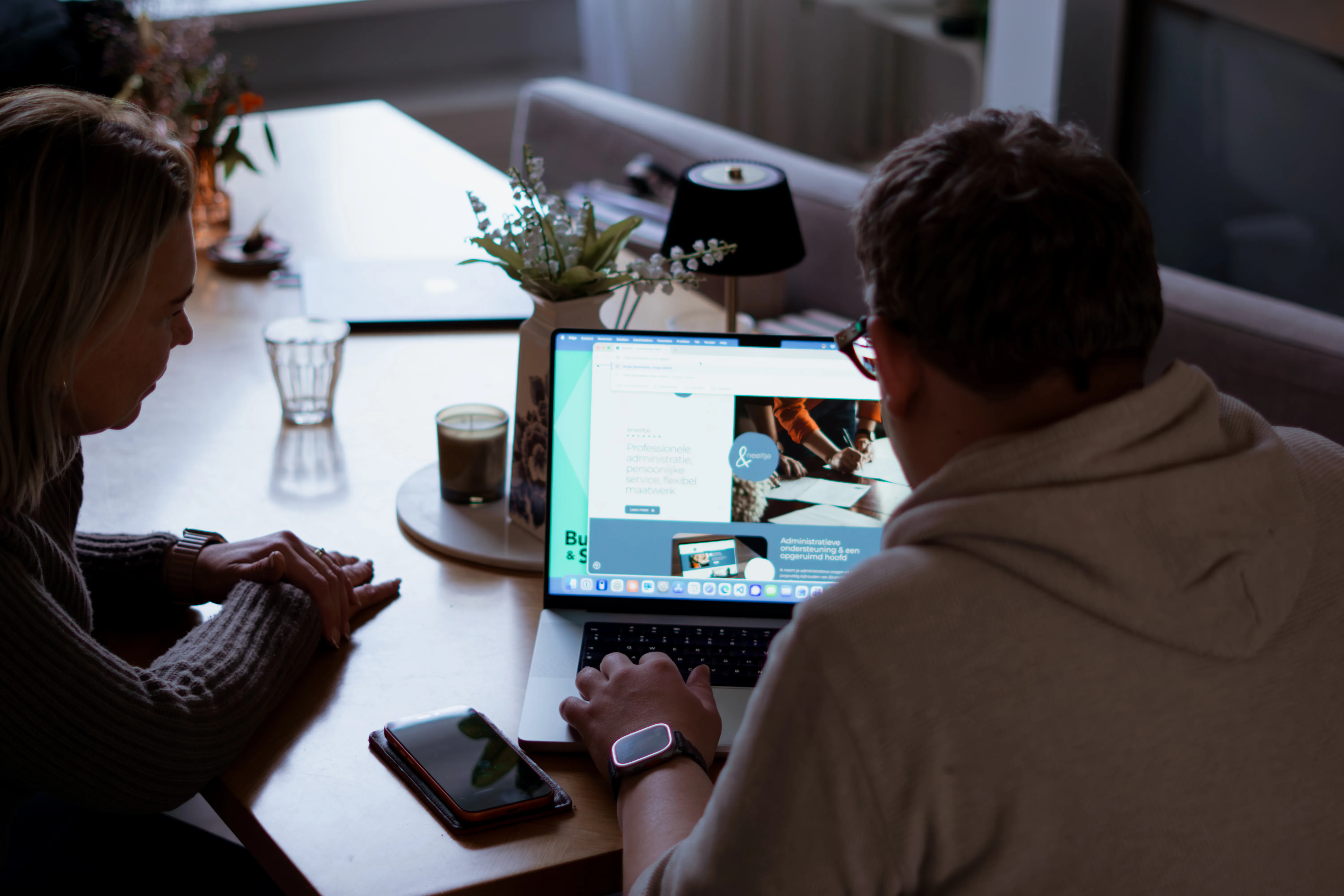 Neeltje en Bushoff & Stans bekijken samen de werkplek
